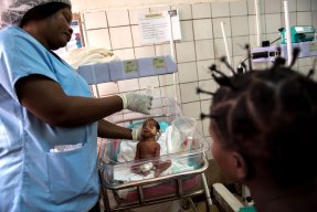 I Centralafrikanska republiken råder brist på specialistvård för för tidigt födda barn