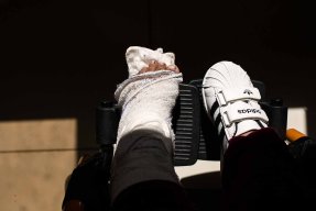 I Irak finns fortfarande landminor och granater som inte har exploderat. På bilden, femåriga Faten som skadat sitt ben.