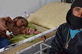 Fyraåriga Yehya Abdullah får vård i vårt kolerabehandlingscenter.