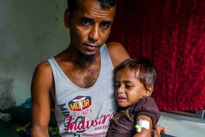 Den tioåriga flickan som togs omhand på vår vårdcentral i Cox's Bazar, Bangladesh. Här tillsammans med sin pappa.