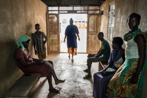 Anhöriga till patienter väntar i ett rum på Läkare Utan Gränsers sjukhus i Agok