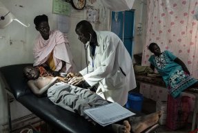 På sjukhuset i Agok i Sydsudan tar personalen hand om svåra sjukdomsfall