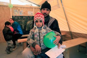 Barn i flyktinglägret Moria på Lesbos är särskilt känsliga för kylan och de svåra förhållandena.