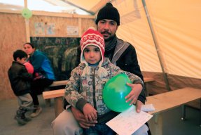 Barn i flyktinglägret Moria på Lesbos är särskilt känsliga för kylan och de svåra förhållandena.