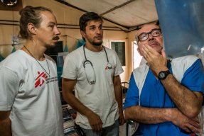 Läkarna Alexander Nyman och Mustafa Alajeeli tillsammans med kirurgen Gilles på sjukhuset i Old Fangak, Sydsudan.
