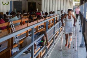 Cheldine Jean Pierre, i Haiti, som skottskadades i benet. 