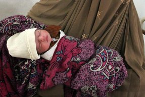 En nyfödd, ännu namnlös, pojke som är född på Peshawar kvinnosjukhus i Pakistan.