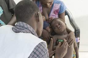 Ett barn undersöks på en mobil klinik i Nhasassa, Beira, Moçambique.