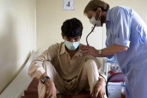 Läkaren Jonathan Starke undersöker 17-årige Kareem på ett sjukhus i Pakistan.