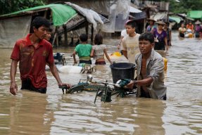 Tusentals har drabbats av översvämningar i Myanmar (Burma) i spåren av cyklonen Komen.