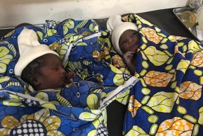 Tvillingar förlösta på sjukhuset i Jahun, Nigeria, där Olof arbetade.