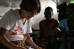Roslyn Brooks, läkare från Australien som arbetar på Läkare Utan Gränsers sjukhus i Lankien, Sydsudan