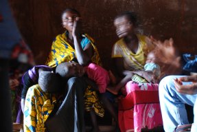 Väntande barn på vårdcentral i Katangaprovinsen i Kongo där en mässlingsepidemi pågått i månader.