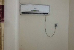 Efter två timmars kabeldragning, skruvar vi av de falska el komponenterna från väggarna och gör ordentliga kopplingar. Fläkten knakar till och startar!