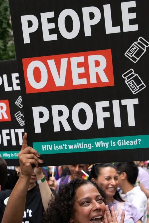 Demonstration med plakat med texten People over profit