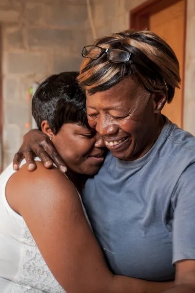 En vårdnadsgivare ger ut hivmediciner i KwaZulu-Natal, Sydafrika