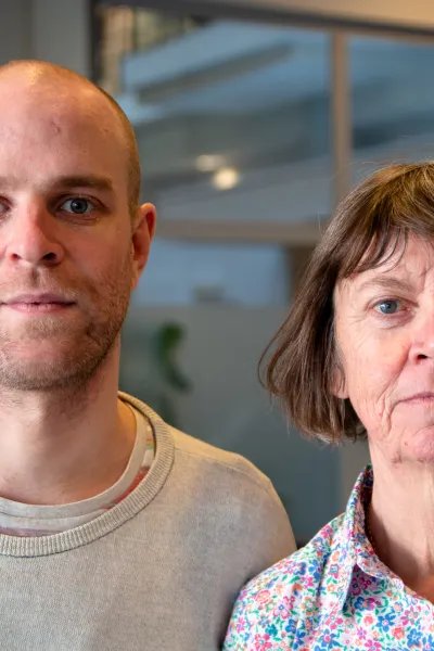 Ann Åkesson och Björn Udd står framför ett fönster