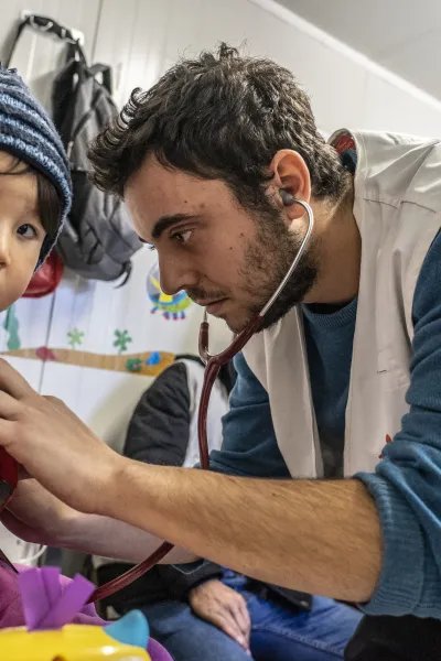 Ett barn på Läkare Utan Gränsers klinik utanför flyktinglägret Moria, Grekland. 