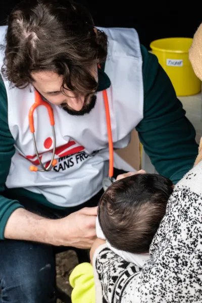 En läkare vaccinerar ett barn