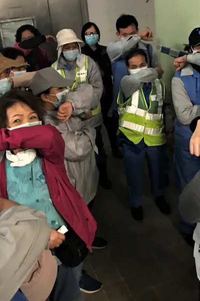 En grupp gatsopare i Hong Kong får utbildning av Läkare Utan Gränser i hur de kan skydda sig mot det nya coronaviruset