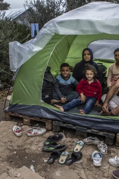 En familj sitter i sitt tält utanför flyktinglägret Moria på Lesbos, Grekland
