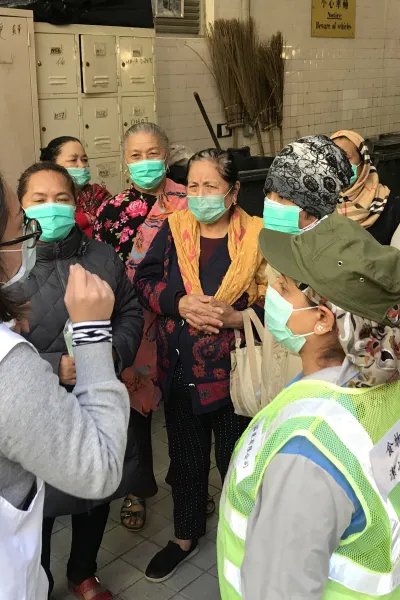 En hälsoinformatör från Läkare Utan Gränser talar med en grupp människor i Hong Kong om hur de kan skydda sig mot det nya coronaviruset. Februari 2020.