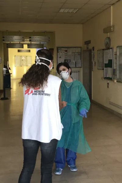 Läkare Utan Gränsers projektkoordinator Carlotta och en sjuksköterska på Codogno sjukhus i Italien 