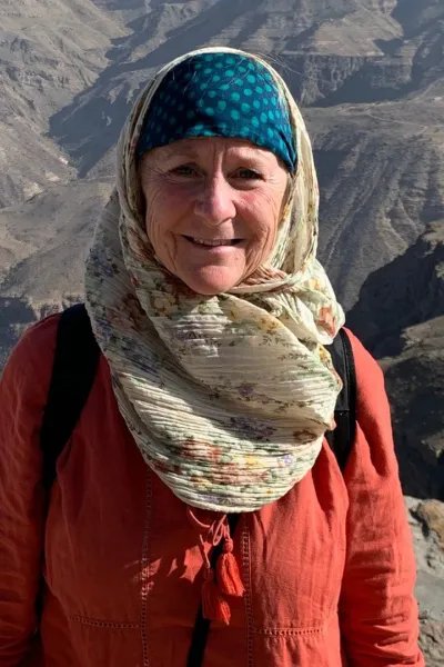 Charlottam Grunewald framför ett berg