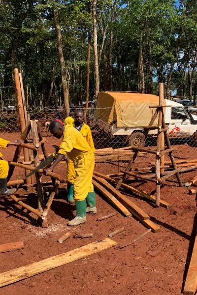 Uppbyggnaden av ett tillfälligt område för triagering och isolering i Nduta, Tanzania.