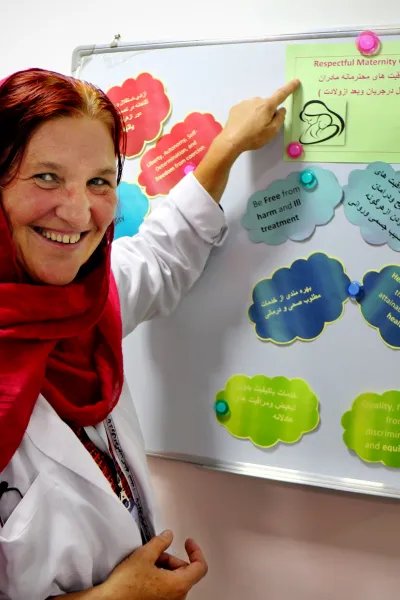 Mimansa pekar på en lapp på en whiteboard