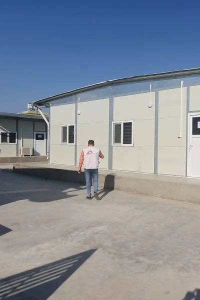 Människor går mot en sjukhusbyggnad i Mosul, Irak.