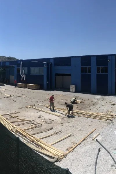 En byggnad plockas ned i Morialägret på den grekiska ön Lesbos.
