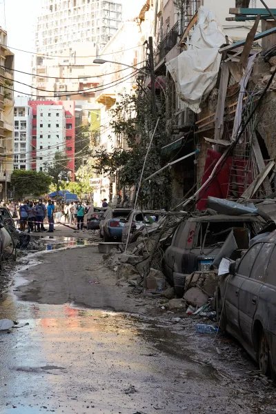 En gata med bilar som förstörts i explosionen i Beirut, Libanon, den 4 augusti.