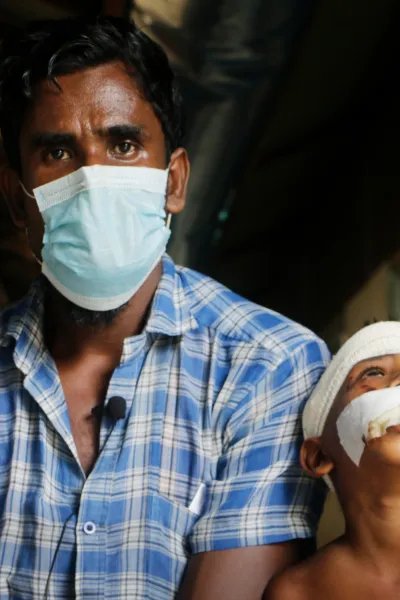 Abu Siddik, som flytt från Myanmar, tillsammans med sin son i flyktinglägret Cox's Bazar i Bangladesh. 