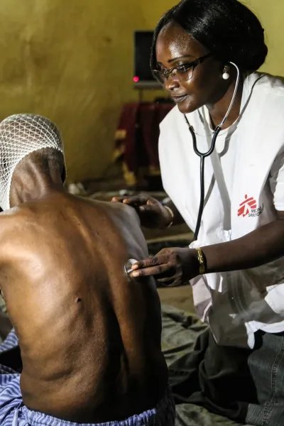 Läkaren Djenabou Diallo undersöker cancersjuka Maady Dabo i Bamako, Mali.