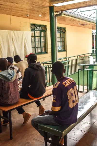 Patienter väntar på att få ta sitt metadon på kliniken i Kiambu, Nairobi, Kenya.