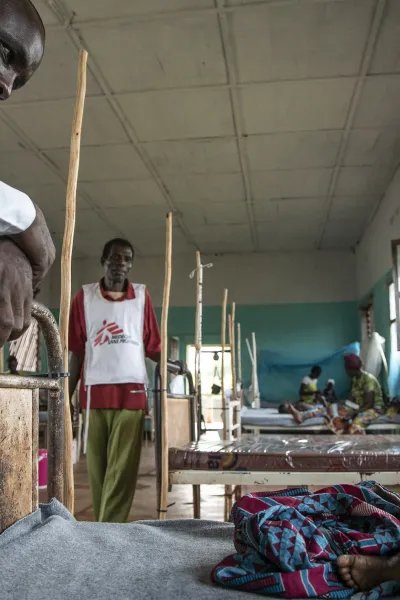 Treåriga Mbisa Eme Kosenge, som vårdas för mässling på sjukhuset i Boso Manzi, Kongo-Kinshasa.