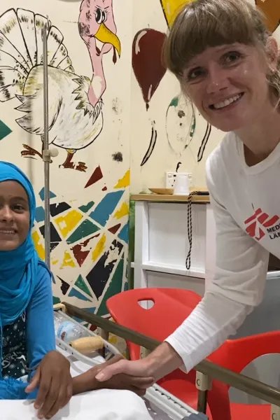 Narkosläkaren Anna Marit Löfmark och 14-åriga Marwa, på ett sjukhus i Aden, Jemen.