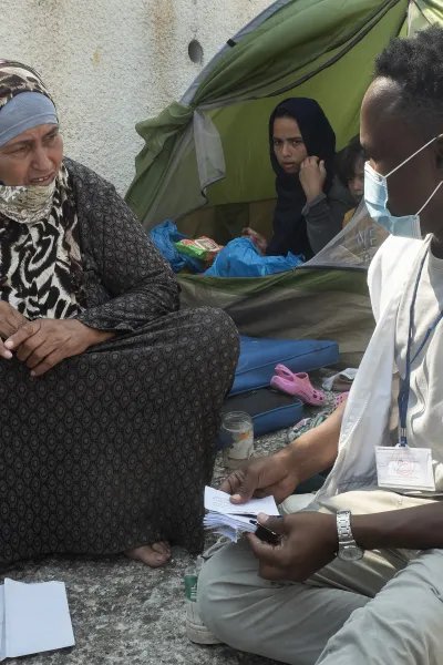 Läkare Utan Gränsers medarbetare pratar med 67-åriga Jayzah, efter branden i Morialägret på den grekiska ön Lesbos.