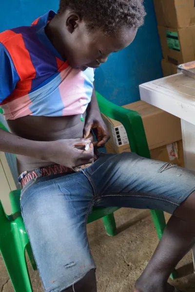 14-årige Deng Gwin tar sin insulinspruta. Han är en av patienterna vid Läkare utan gränsers diabetesklinik i Agok i Sydsudan.