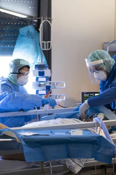 Läkare Utan Gränsers sjukvårdspersonal tar hand om en covidpatient i Lodi, Italien.