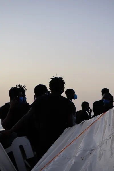 Människor som räddats på Medelhavet ombord på sök- och räddningsbåten Sea Watch 4.