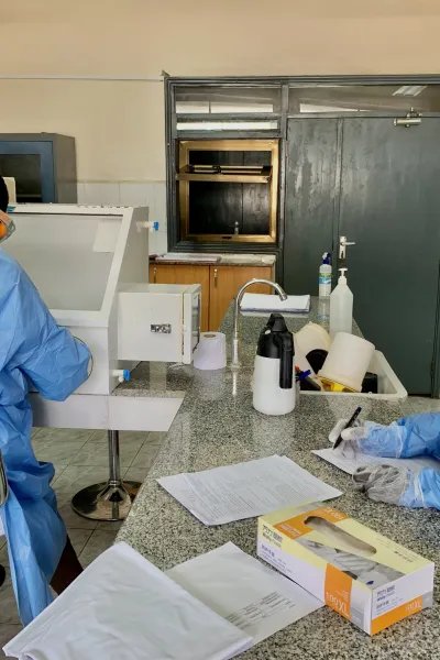Läkare Utan Gränsers mikrobiolog Giir och biotekniker Rebecca analyserar covidtester vid det nationella sjukhuset i Juba, Sydsudan.