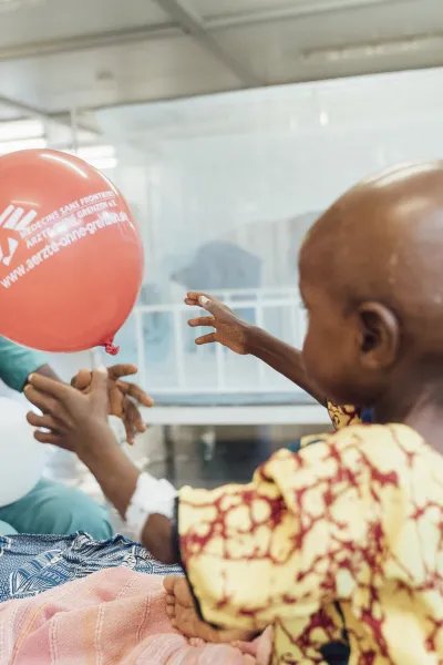 Tvååriga Sheku Kamara behandlas för malaria, undernäring och lunginflammation på Hangha sjukhus i Sierra Leone.