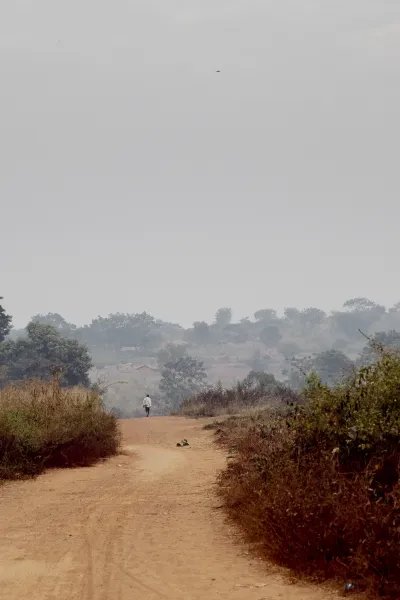 En gata i utkanten av Bambari, Centralafrikanska republiken.