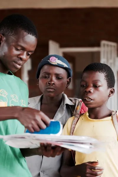 I Malawi erbjuder vår ungdomsklubb en trygg plats där unga patienter har tillgång till hiv-vård med uppföljning, labbtester och psykiskt stöd.