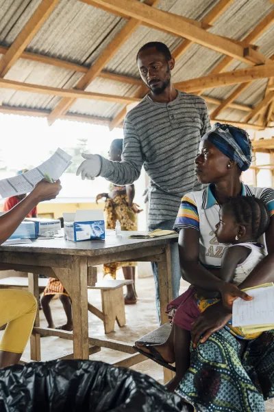 En mamma och hennes barn besöker ett av Läkare Utan Gränsers sjukhus för barn under fem år i Kenema, Sierra Leone