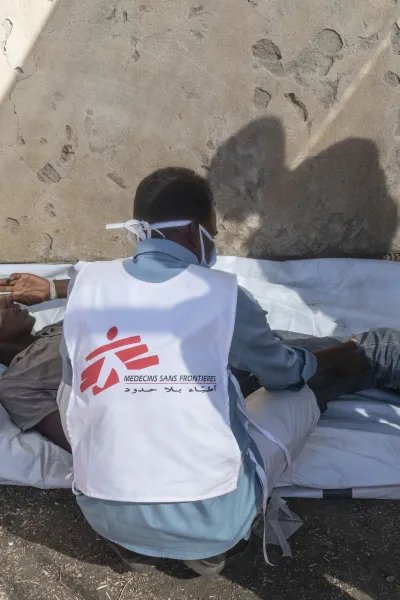 En man som flytt från Tigray i norra Etiopien får hjälp av Läkare Utan Gränser i transitlägret Al Hashaba i Sudan.