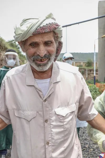 Patienten Ghanem Qaid Nasser, som insjuknat i covid-19, tas emot vid Läkare Utan Gränsers isoleringsenhet i Ibb, Jemen.
