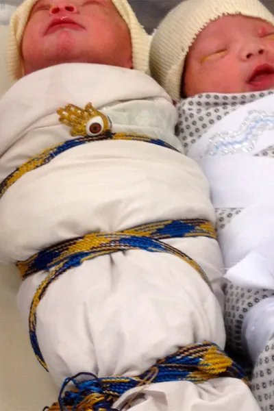 Två välinlindade nyfödda på mödravårdskliniken i Kabul.